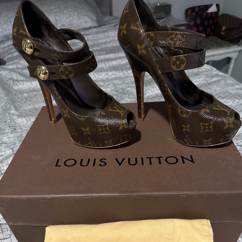 LOUIS VUITTON - Picture 2 of 16